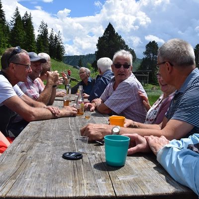 Gemütliches Beisammensein beim Mittagessen Gemütliches Beisammensein beim Mittagessen