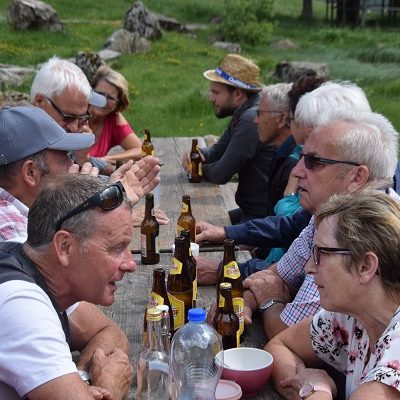 Gemütliches Beisammensein beim Mittagessen Gemütliches Beisammensein beim Mittagessen
