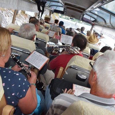 Freudiges Spiel der OMR während der Carfahrt Freudiges Spiel der OMR während der Carfahrt