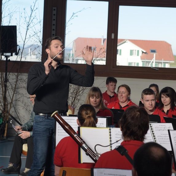 Florian Lang dirigiert die Ortsmusik am Kinderkonzeret 2019