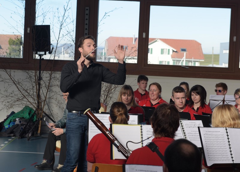 Florian Lang dirigiert die Ortsmusik am Kinderkonzeret 2019