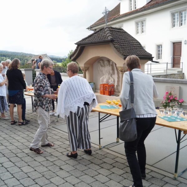 Die Gottesdiensbesucher geniessen den Apéro