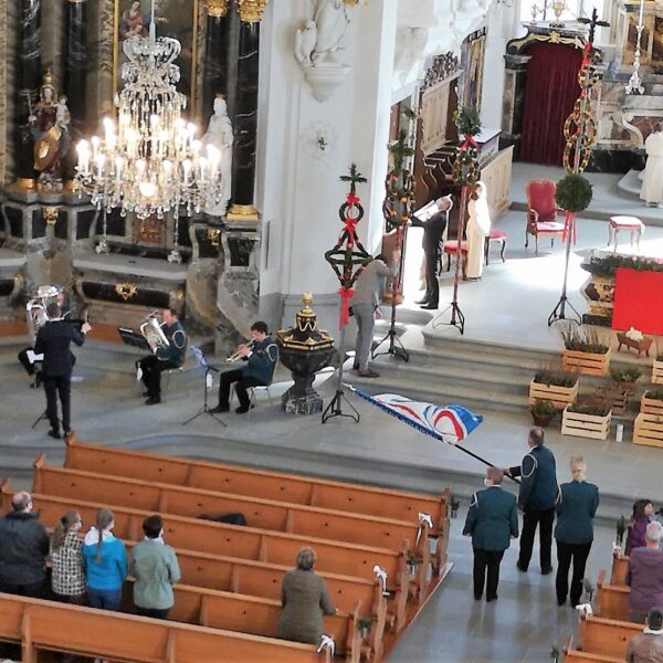 Eine Fahnendelegation der Ortsmusik Rüediswil war am Palmsonntagsgottesdienst dabei.