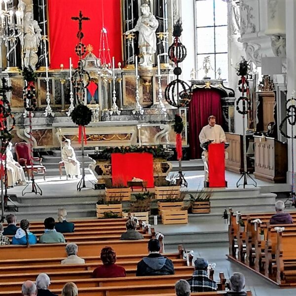 Gespannt verfolgen die 50 Anwesenden die schöne Predigt von Adrian Wicki