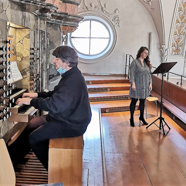 Martin Stäger begleitet Susanne Wicki an der Orgel