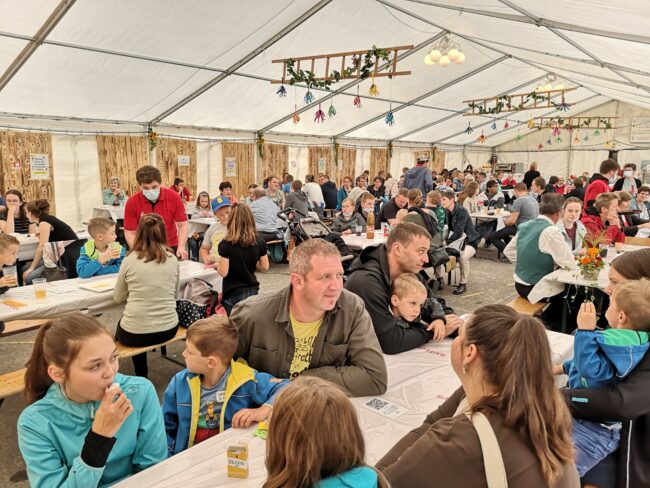 Gemütliches Beisammensein an der Kilbi Rüediswil