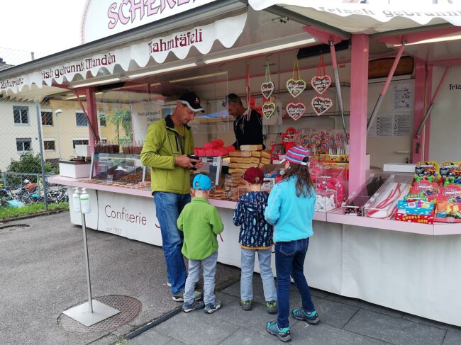 Süssigkeitsstand an der Kilbi Rüediswil