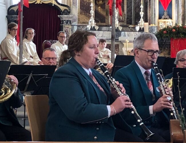 Gekonnt spielen Klarinetten der Ortsmusik