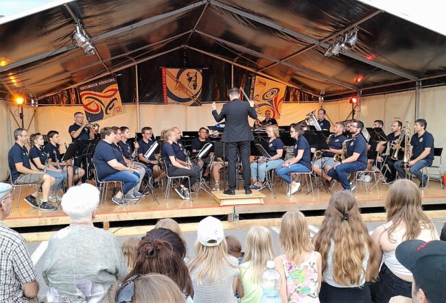 Schöne Solis von der Bergmusik Sigigen mit Direktor Philippe Ugolini