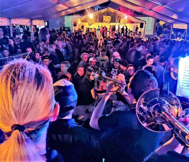 Auch spätabends waren die Bänke gut besetzt