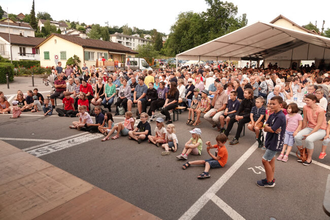 Fast 1000 Leute hören den Klängen der Musikformationen zu.