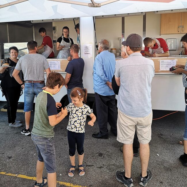 Grossandrang am Grillstand