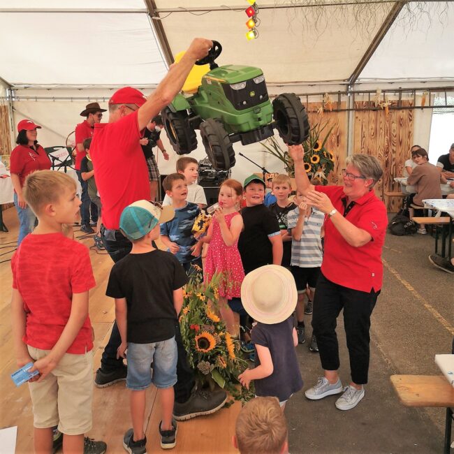 Abnehmerin des Kindertraktors