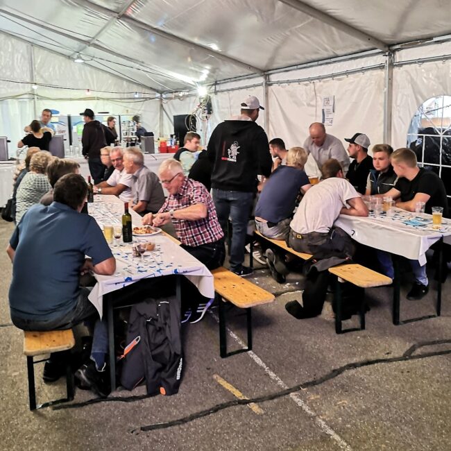 Emsiges Treiben im Festzelt