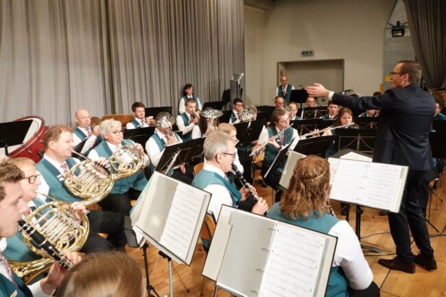 Patrick Hummel leitet die Ortsmusik