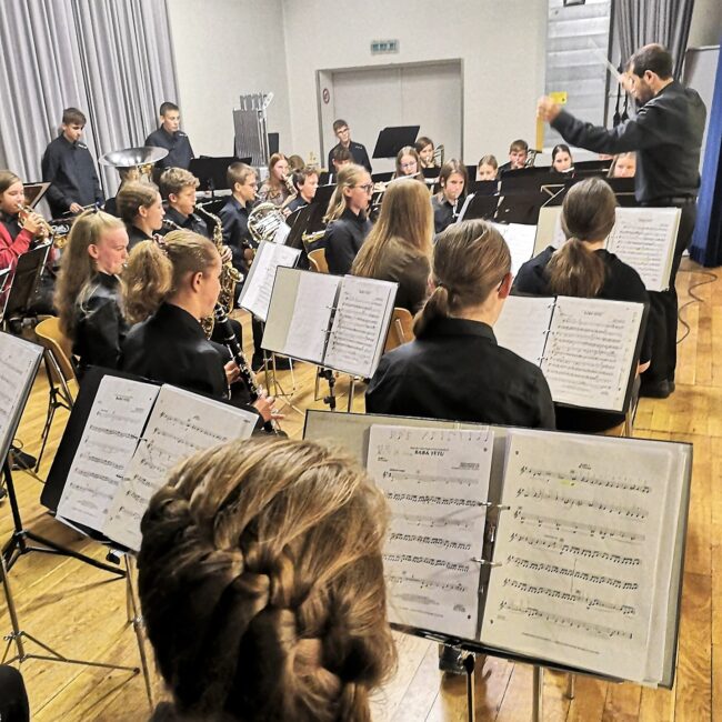 Gekonnt leitet Renato Spengeler die Jungmusik Rottal