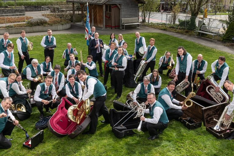 Ortsmusik Rüediswil Instrument-Auspacken Die Harmoniemusik aus der Gemeinde Ruswil, die Ortsmusik Rüediswil plant eine Neuuniformierung im 2026. (Foto von Stefan Dubach / Niveau Fotos Ruswil)