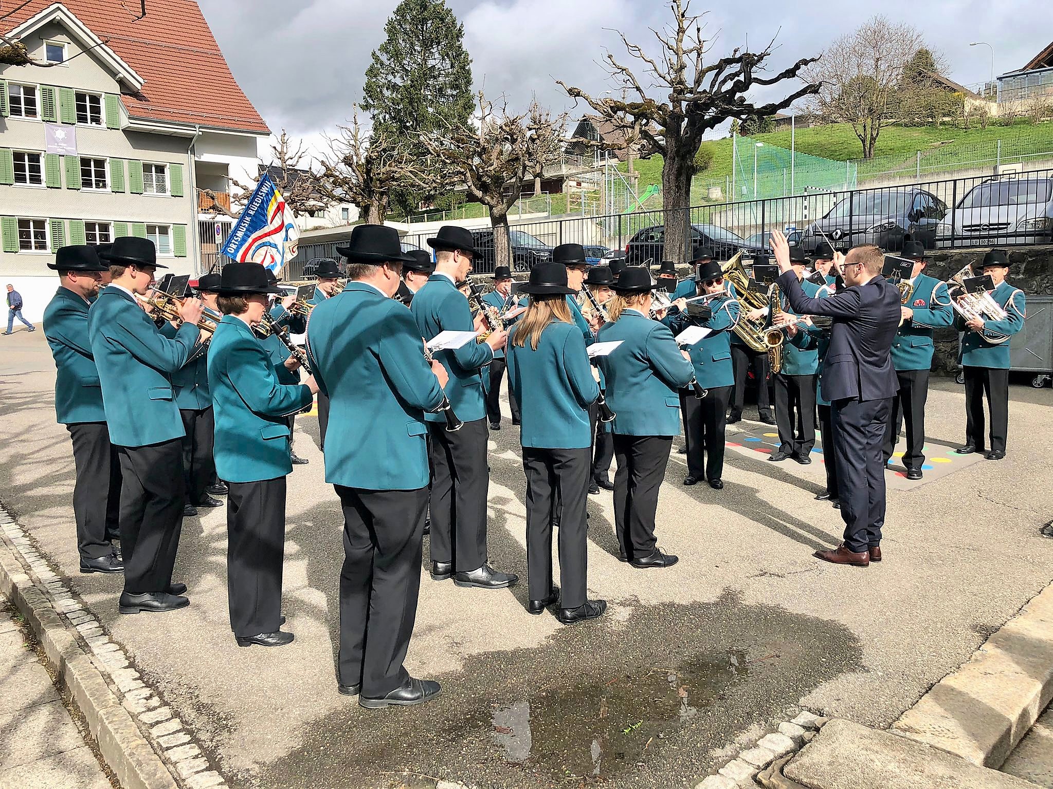 Auf dem Vorplatz des Dorfschulhauses spielte die Ortsmusik Rüediswil zur Eröffnung des Palmsonntag 2023.
