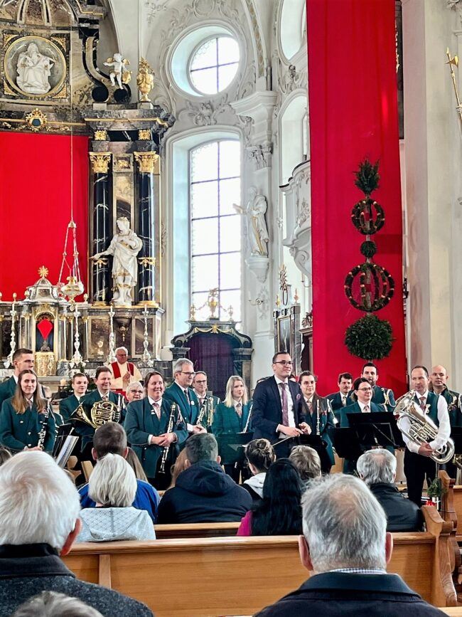 Die Ortsmusikanten:innen nehmen freudig die Akklamation entgegen.