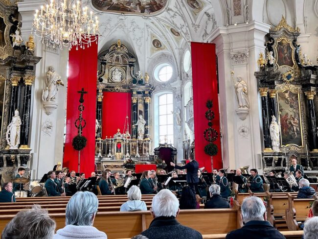 Am Palmsonntagsgottesdienst 2023 lauschen die zahlreichen Zuschauer:innen den Melodien der Ortsmusik Rüediswil