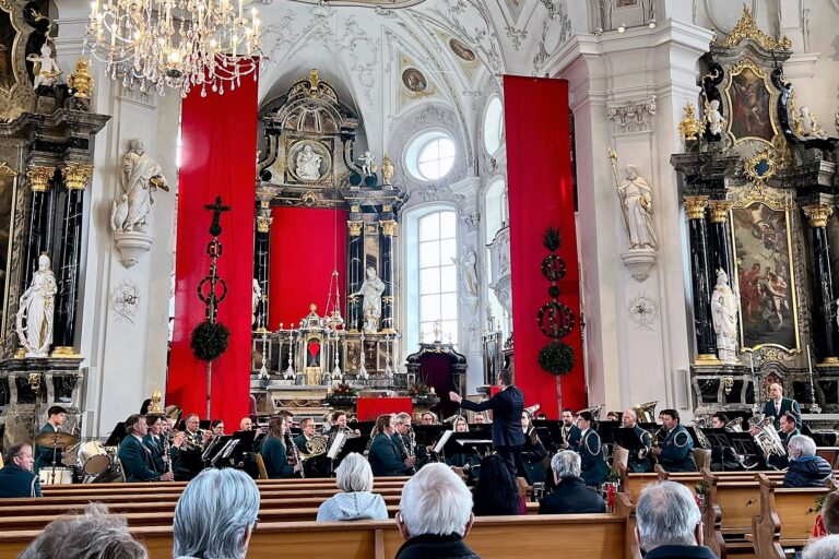 Am Palmsonntagsgottesdienst 2023 lauschen die zahlreichen Zuschauer:innen den Melodien der Ortsmusik Rüediswil