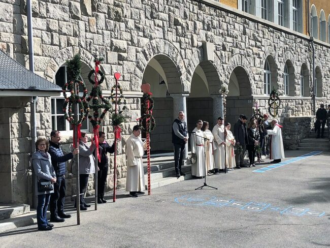 Gespannt lauschen die Zuschauer den Klängen der Ortsmusik Rüediswil