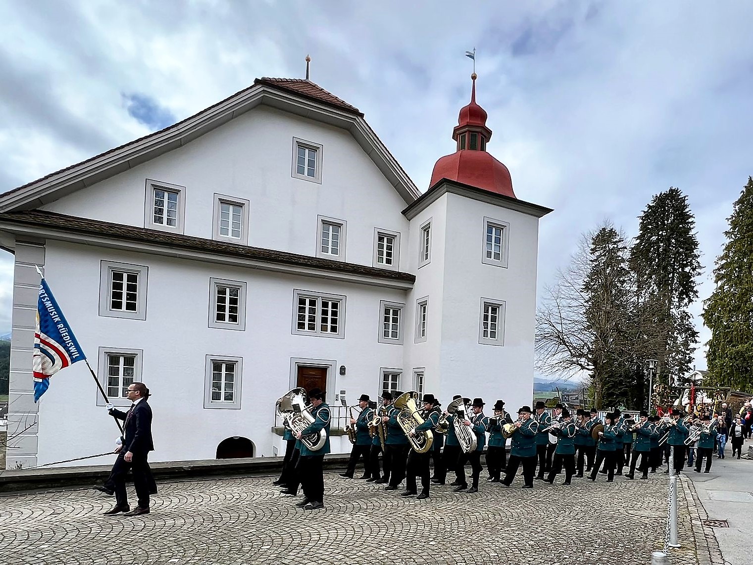 In einer feierlichen Prozession marschierte die Ortsmusik Rüediswil zur Kirche Ruswil