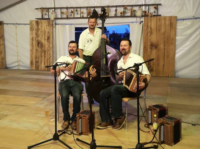 Fürobebier an der Kilbi Rüediswil mit Unterhaltung durch das Schwyzerörgelitrio St. Jakob