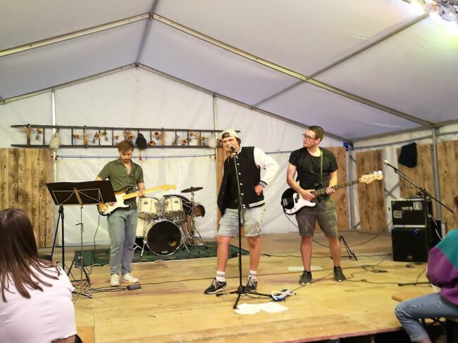 Chilbi Rüediswil 2023: Oakcourt rockt auf der Bühne