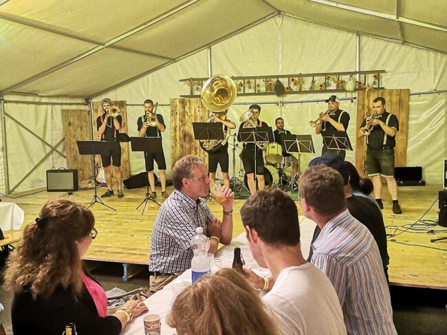 Stimmung von den 7Sieche am Samstagabend an der Chilbi Rüediswil