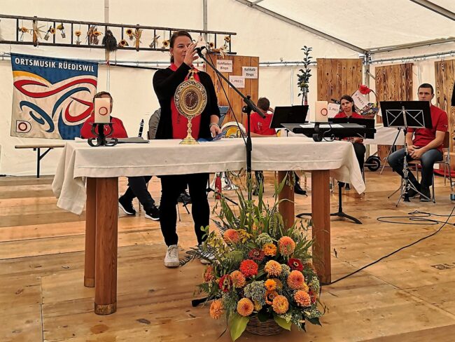 Kilbi Rüediswil: Begrüssung der Gäste durch Daniela Bättig, Präsidentin der Ortsmusik Rüediswil