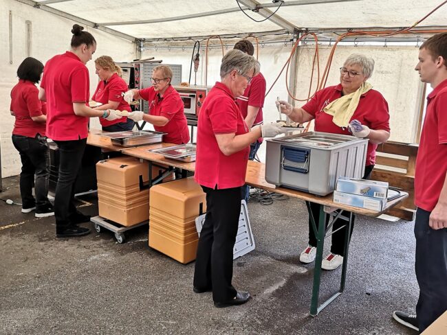 Kilbi Rüediswil der Ortsmusik Rüediswil: Ausgabe des Bankettessens