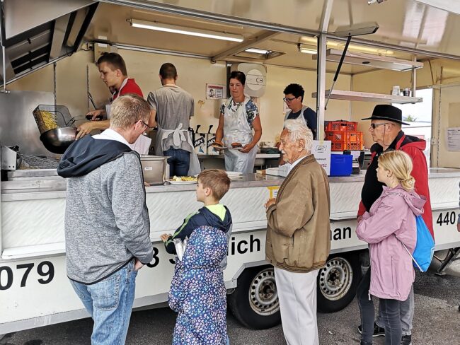 Kilbi Rüediswil der Ortsmusik Rüediswil: Warten am Grillstand auf eine feine Wurst oder Pommes Frites.
