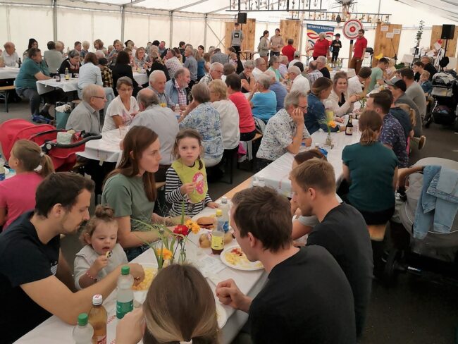 Kilbi Rüediswil der Ortsmusik Rüediswil: Das Lebkuchen drehen ist im Gange.