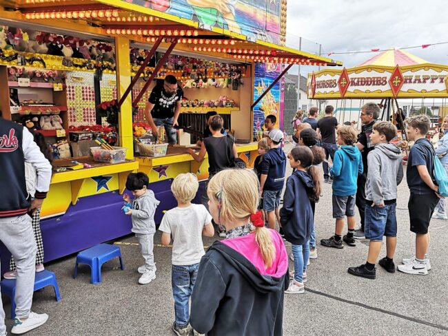 Kilbi Rüediswil der Ortsmusik Rüediswil: Anstehen bei der Schiessbude