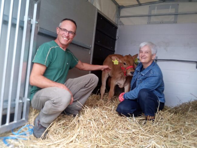 Ortsmusik Rüediswil: Gewinnerin des Kuhkalbs Bingo an der Kilbi 2023 in Rüediswil