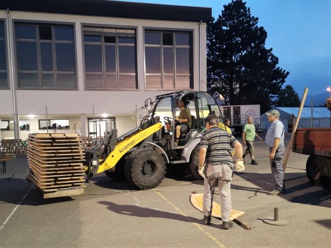 Aufstellen der Kilbi Rüediswil durch die Ortsmusik Rüediswil.