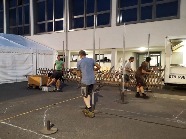 Aufstellen der Kilbi Rüediswil durch die Ortsmusik Rüediswil.