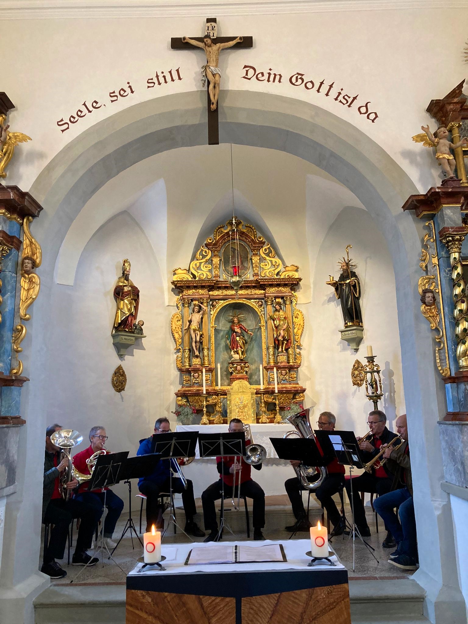 Eine Kleinformation der Ortsmusik Rüediswil spielt am Gottesdienst.