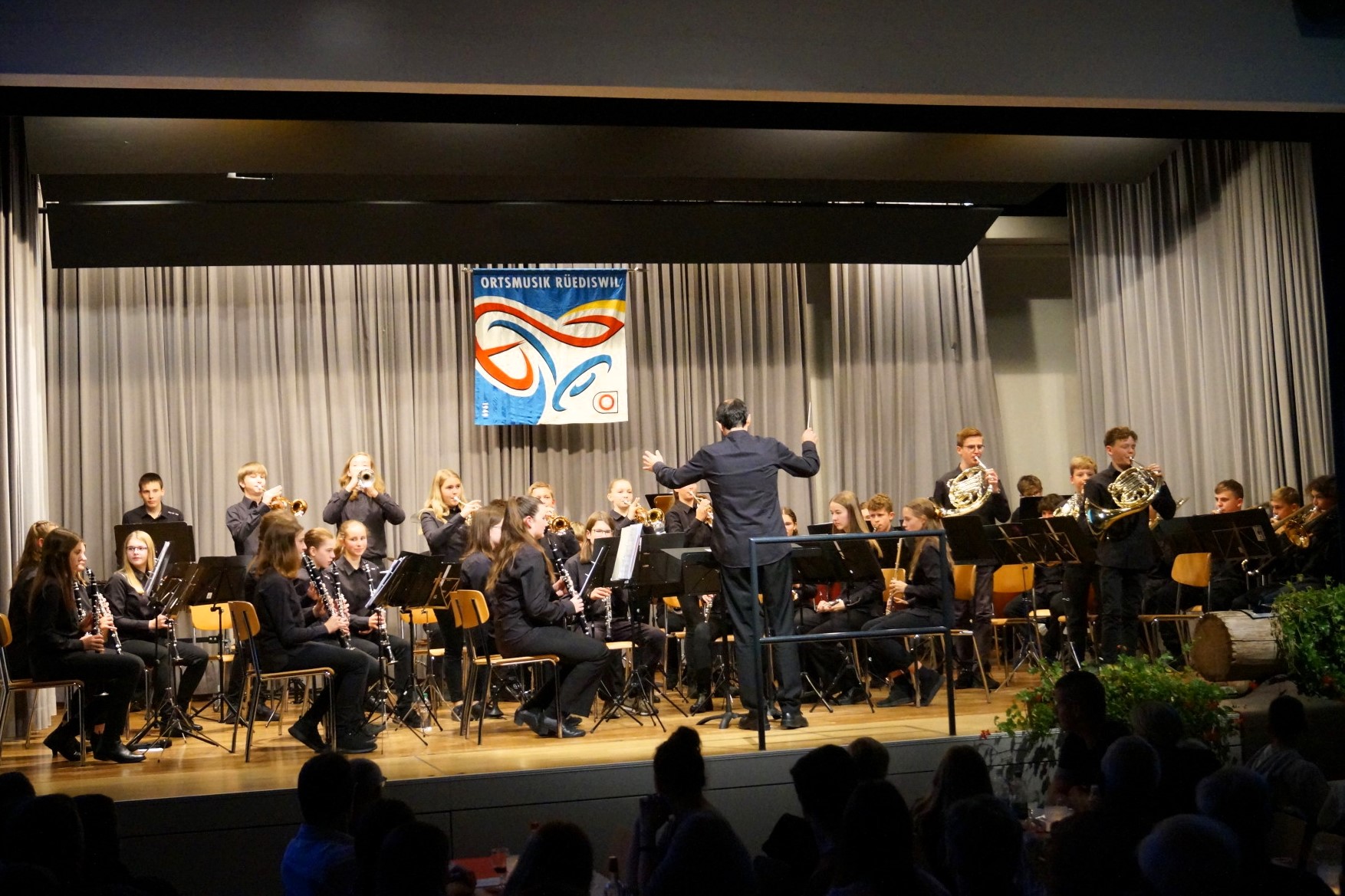 Die Jungmusik Rottal spielte am Konzert 2023 der Ortsmusik Rüediswil im Pfarreiheim