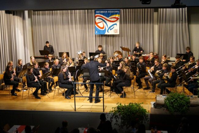 Die Jungmusik Rottal steht unter der Leitung von Renato Spengeler, hier bei der Eröffnung des Konzerts der OMR