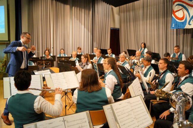 Mitmachen in der Ortsmusik. An der Vorprobe des Konzerts 2023 wurden die Stücke kurz angespielt