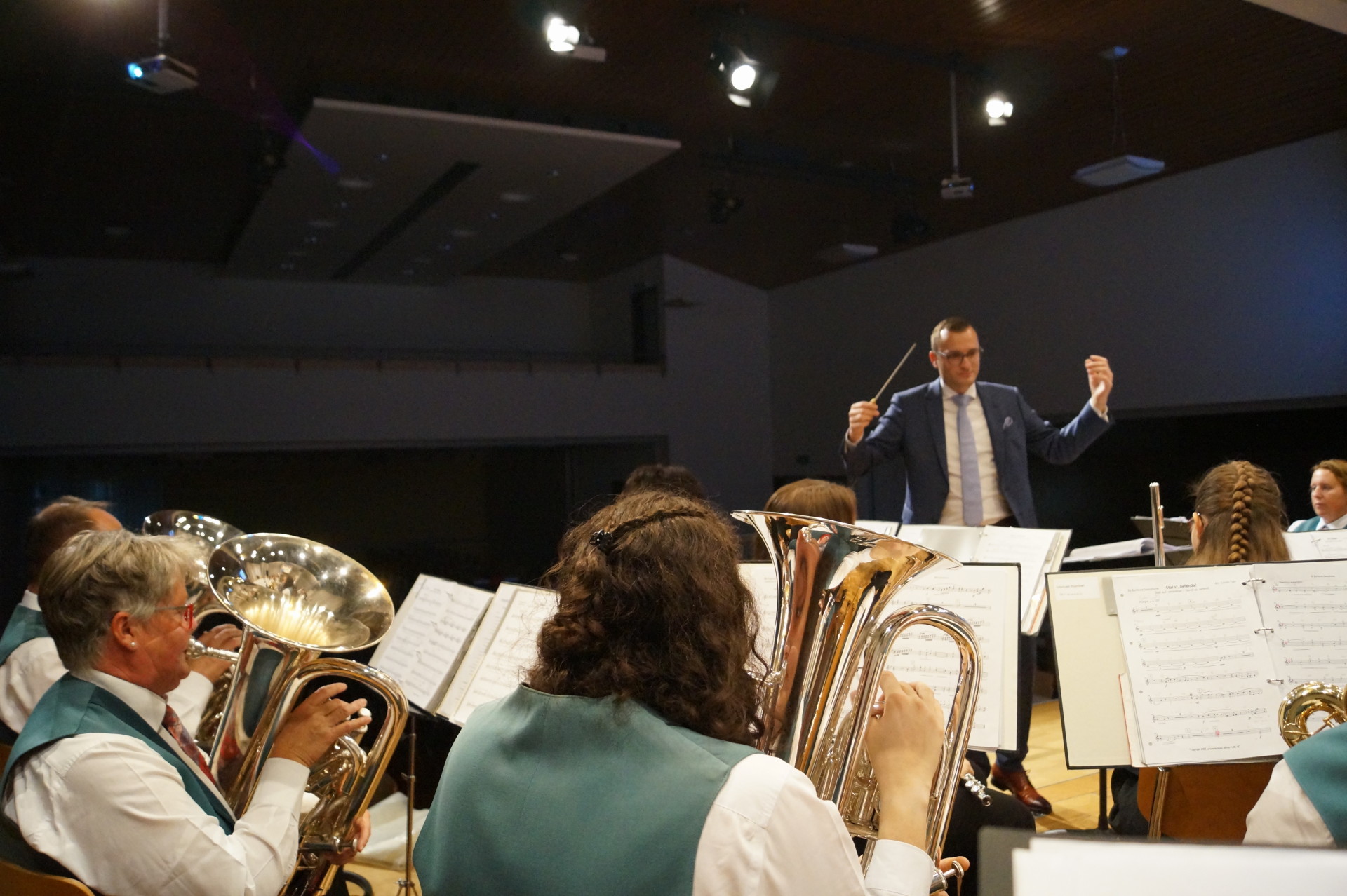Patrick Hummel dirigiert die Ortsmusik Rüediswil an den Konzerten 2023