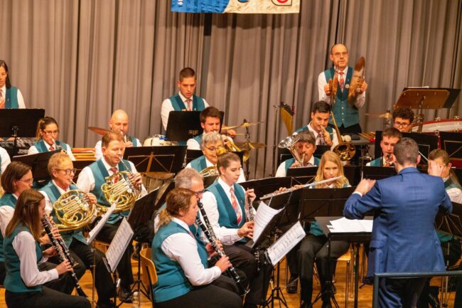 "Heimeh" von Plüsch war das letzte offizielle Stück am Jahreskonzert 2023 der Ortsmusik Rüediswl