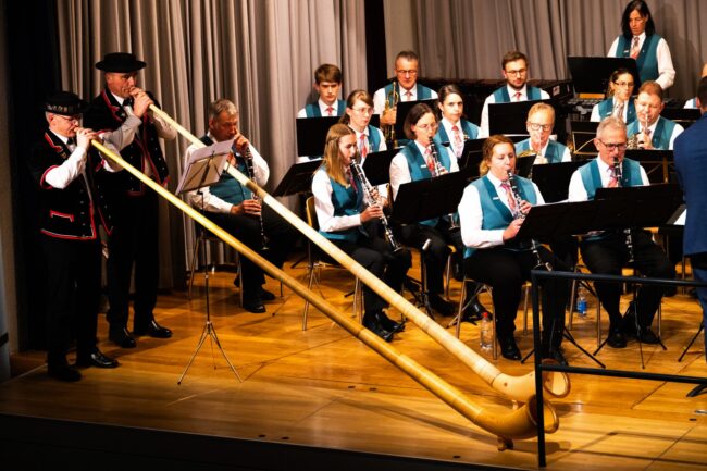 Bei "Les Ranz de Vaches de la Gruyère" spielte wiederum das Alphorn Duo am Konzert der Ortsmusik Rüediswil