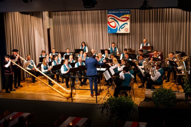 Die Konzerte 2023 der Ortsmusik Rüediswil zum Motte "Heimat mis Dehei" wurden von einem Alphornduo begleitet. Bei "Les Ranz de Vaches de la Gruyère" spielte wiederum das Alphorn Duo.