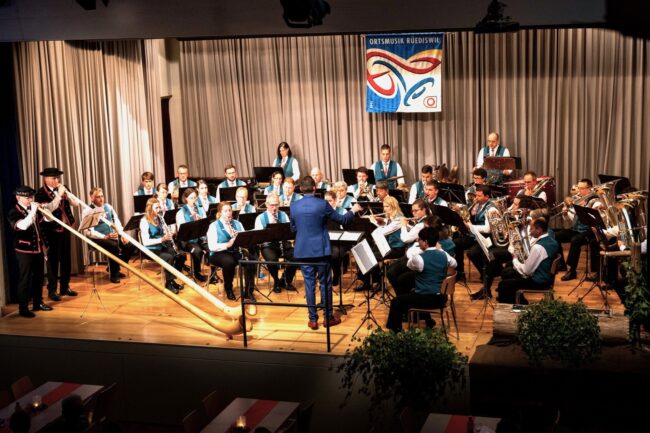 Die Konzerte 2023 der Ortsmusik Rüediswil zum Motte "Heimat mis Dehei" wurden von einem Alphornduo begleitet. Bei "Les Ranz de Vaches de la Gruyère" spielte wiederum das Alphorn Duo.