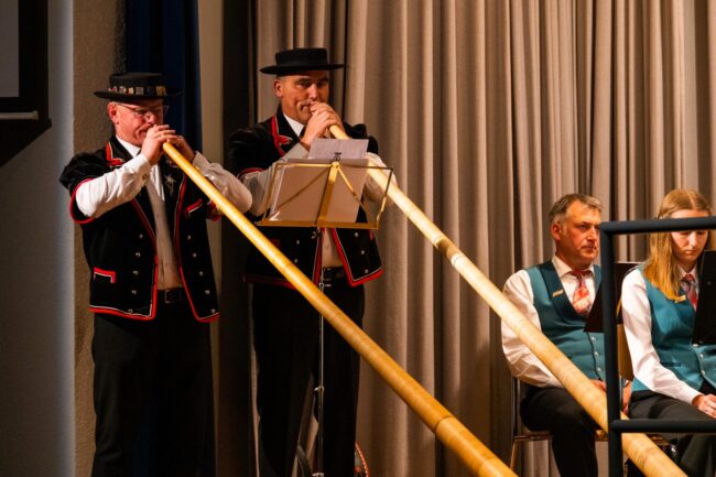 Das Stück "Heimat mis Dehei" wurde von Andreas Erni und Thomas Eichenberger auf dem Alphorn begleitet.