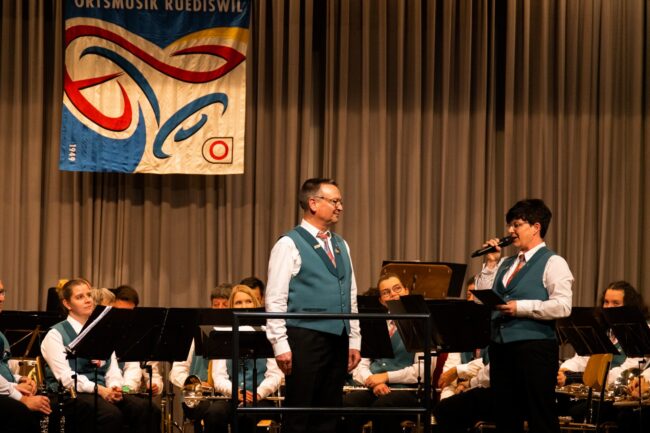 Daniela Bättig gratuliert Benno Stöckli zum 35 Jahr Jubiläum.
