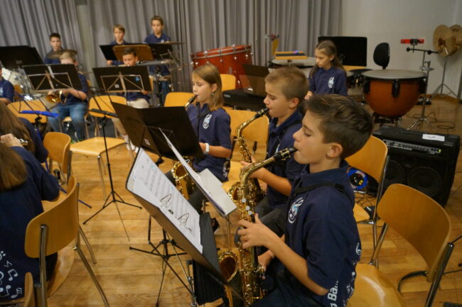 Bereits nach einem Jahr Unterricht dürfen die Kinder in der Smilingband Rottal mitspielen.